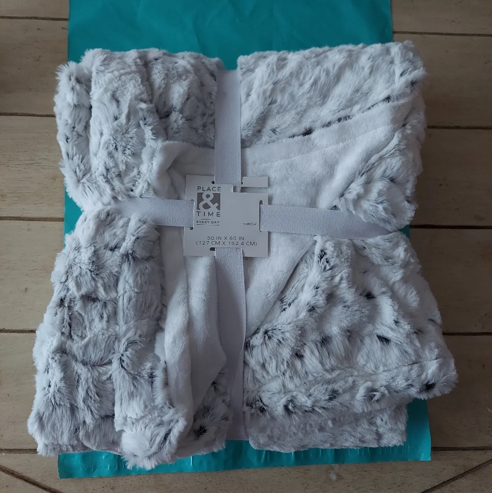 Outrageously Soft Minky Snow Leopard Faux Fur Luxe Throw Blanket 50 x 60 BNWT